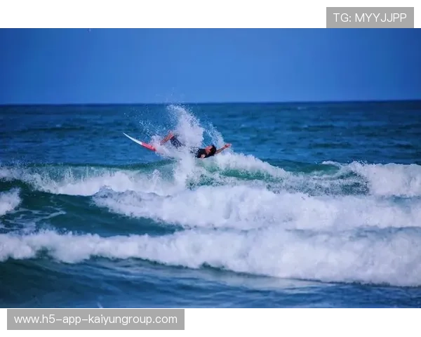 冲浪选手在台风浪中骑出惊世波段，镜头震撼全球